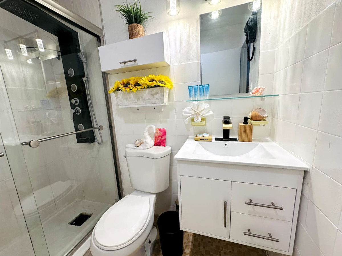 Bathroom Oasis: Elegant shower features and chic decor await your refreshing retreat!