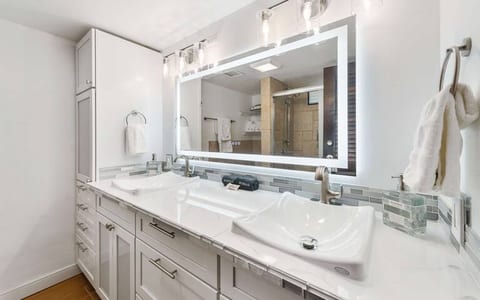 2025 Renovated • On Sapphire Beach • King Bed
