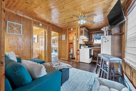 *HOT TUB* Camp Minnow-Beach House