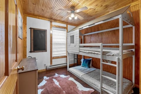 *HOT TUB* Camp Minnow-Beach House