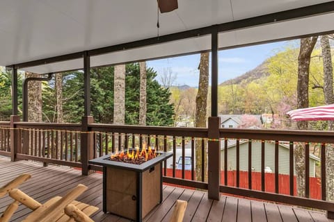 Soco Serene Cabin in the Heart of Maggie Valley