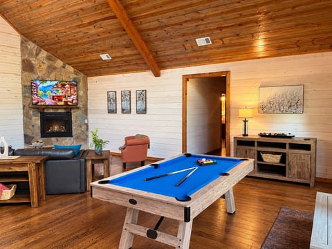Whispering Winds – Spacious Hochatown Cabin Near Beavers Bend | Sleeps 22 | Game Room & Hot Tub