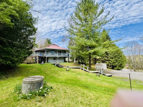 Spacious 3+2 BR Nature Cottage w/ Fire Pit & Pool Table