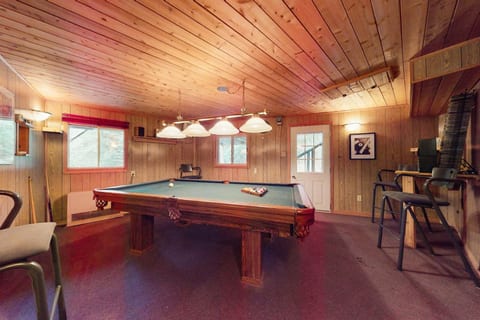 Spacious 3+2 BR Nature Cottage w/ Fire Pit & Pool Table
