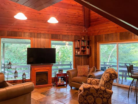 Spacious 3+2 BR Nature Cottage w/ Fire Pit & Pool Table
