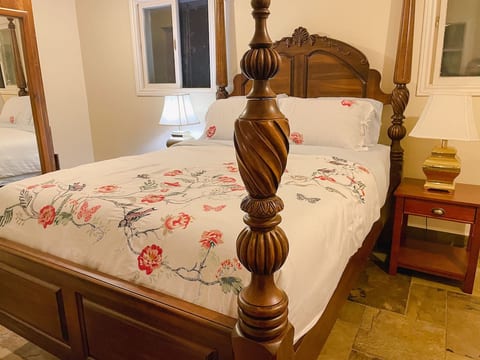 Spacious 3+2 BR Nature Cottage w/ Fire Pit & Pool Table