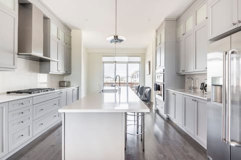 Grand Waterfront Retreat – Under 1hr from Toronto