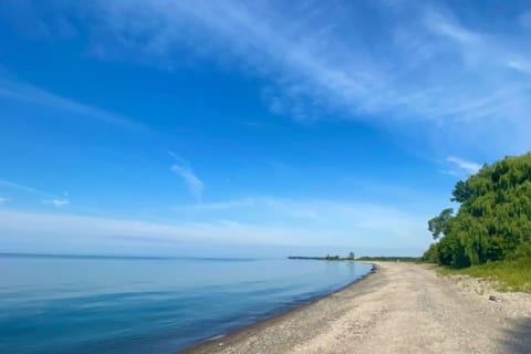 Grand Waterfront Retreat – Under 1hr from Toronto