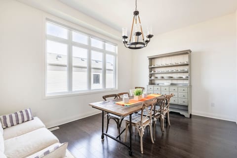 Grand Waterfront Retreat – Under 1hr from Toronto