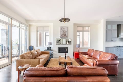 Grand Waterfront Retreat – Under 1hr from Toronto