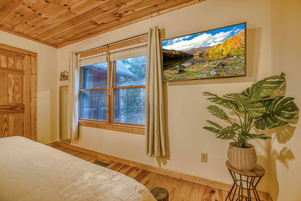 Every bedroom is thoughtfully equipped with a large-screen smart TV, providing guests with modern entertainment options to enjoy during their stay, enhancing the cozy and welcoming atmosphere. Every bedroom is thoughtfully equipped with a large-screen smart TV, providing guests with modern entertainment options to enjoy during their stay, enhancing the cozy and welcoming atmosphere. - Spacious Cabin, Hot Tub, Theater, Dog Run, FirePit - Ellijay