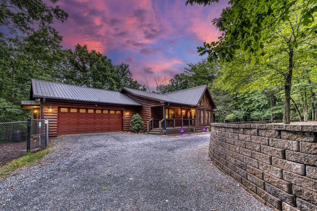 Welcome to our cabin! Enjoy plenty of parking with a 2-car garage and circular drive for easy access. All roads are fully paved—no 4WD vehicles needed—making your journey as smooth as your stay! Welcome to our cabin! Enjoy plenty of parking with a 2-car garage and circular drive for easy access. All roads are fully paved—no 4WD vehicles needed—making your journey as smooth as your stay! - Spacious Cabin, Hot Tub, Theater, Dog Run, FirePit - Ellijay