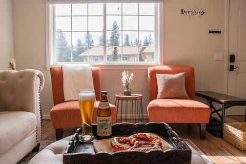 Luxe Bavarian Retreat: in Town w/Hot Tub!