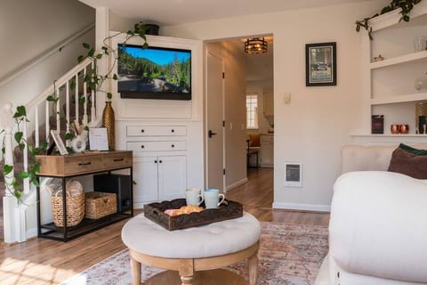 Luxe Bavarian Retreat: in Town w/Hot Tub!
