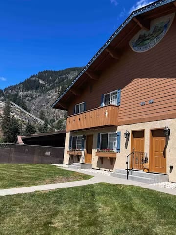 Luxe Bavarian Retreat: in Town w/Hot Tub!