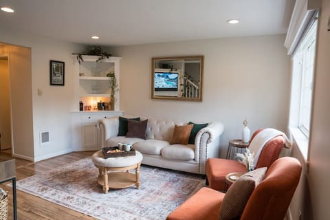 Luxe Bavarian Retreat: in Town w/Hot Tub!