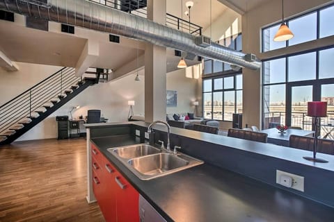 Stunning Downtown Condo | King Bed | City Views