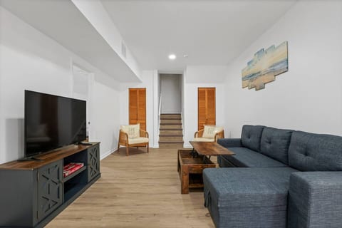 Beach house - 3BR Beach Gem - 30ft to Sand & Walk to Amusement Park
