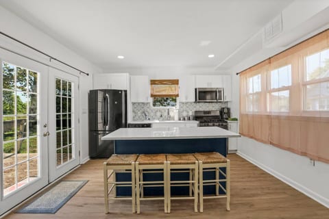 Beach house - 3BR Beach Gem - 30ft to Sand & Walk to Amusement Park