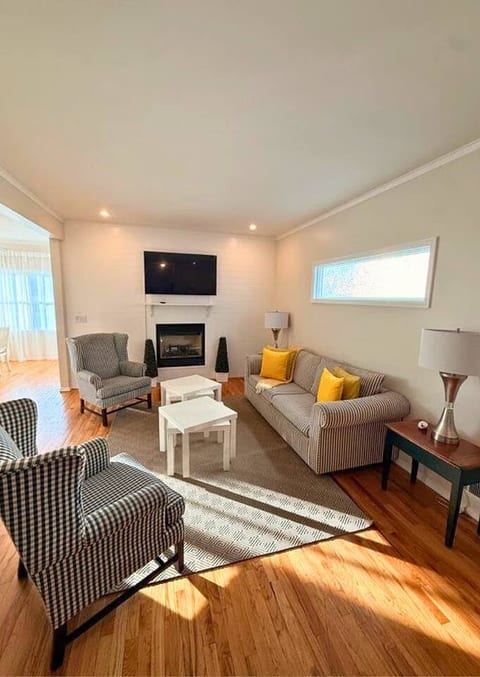 Bayview Coastal 4BR | Steps to Shore •Free Parking