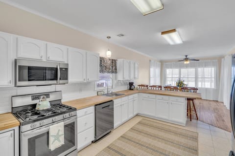 Bayview Coastal 4BR | Steps to Shore •Free Parking