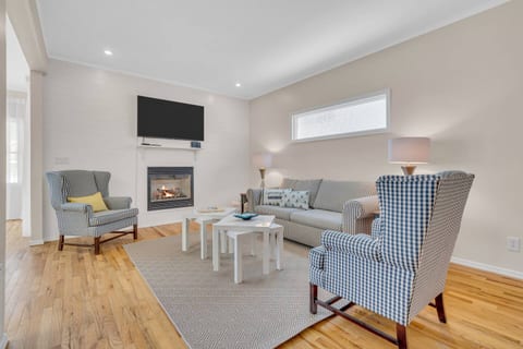 Bayview Coastal 4BR | Steps to Shore •Free Parking