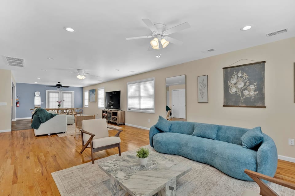 The Seabreeze Haven- Luxury 3BR Coastal Retreat - Near Beach & Free Parking - Keansburg