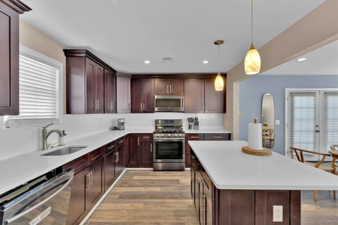 The Seabreeze Haven- Luxury 3BR Coastal Retreat - Near Beach & Free Parking