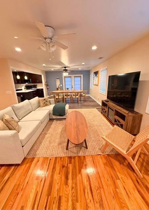 The Seabreeze Haven- Luxury 3BR Coastal Retreat - Near Beach & Free Parking