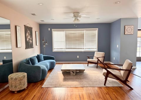 The Seabreeze Haven- Luxury 3BR Coastal Retreat - Near Beach & Free Parking