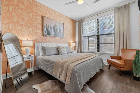 3 Blocks to Broadway, Heated Pool, Gym & Glam Area