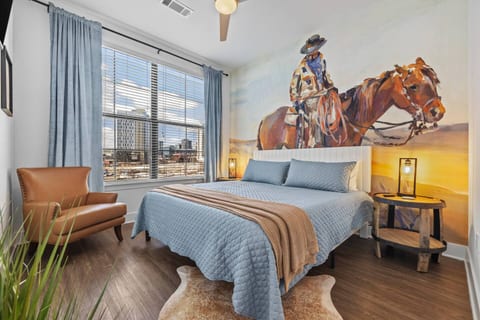 3 Blocks to Broadway, Heated Pool, Gym & Glam Area