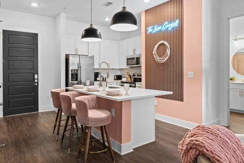 3 Blocks to Broadway, Heated Pool, Gym & Glam Area
