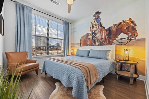3 Blocks to Broadway, Heated Pool, Gym & Glam Area