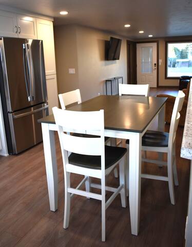 new-2-block-walk-to-the-draft-king-beds/