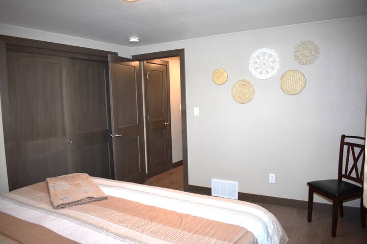 new-2-block-walk-to-the-draft-king-beds/