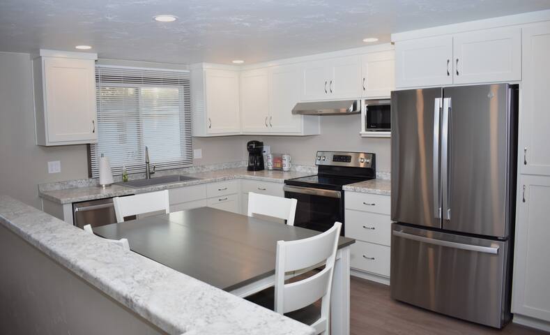 new-2-block-walk-to-the-draft-king-beds/