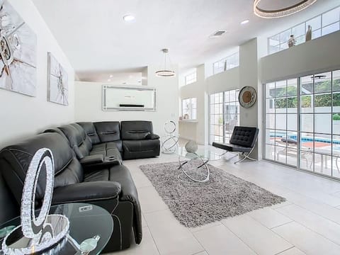 Luxury Villa! POOL/GAME ROOM
Prime Location!