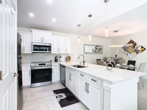 Luxury Villa! POOL/GAME ROOM
Prime Location!