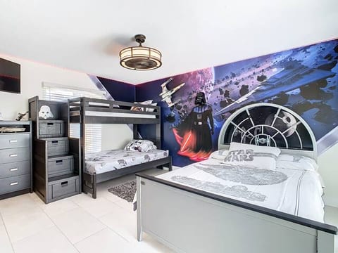 Luxury Villa! POOL/GAME ROOM
Prime Location!