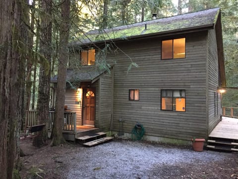 92SL - Mt Baker Lodging Cabin- Sleeps 10!