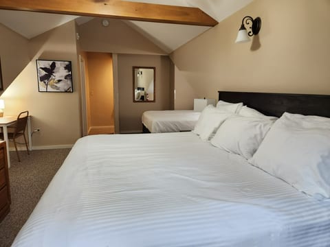 After a day full of adventures Evergreen Summit is the perfect space to come back to rest. There are king & queen beds in the bedroom and a queen murphy bed in the main room. With so many amenities included in your stay you might never want to leave!