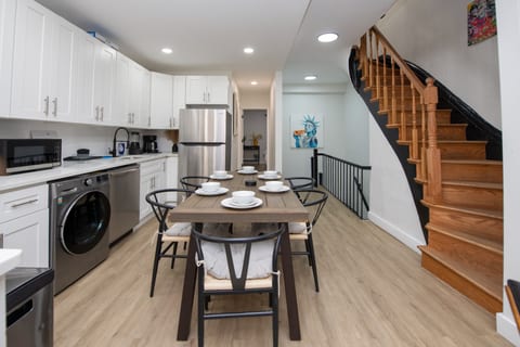 The Midtown Skyhouse – Rooftop Views & 4BR Comfort