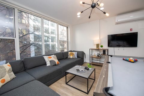 The Midtown Skyhouse – Rooftop Views & 4BR Comfort