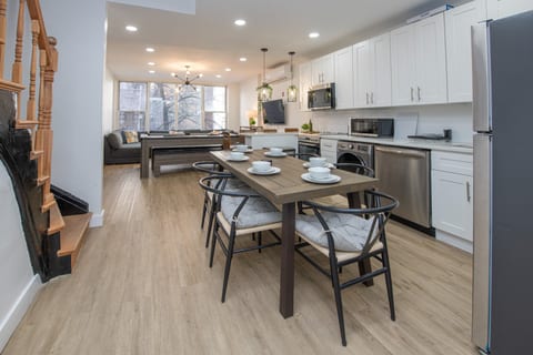 The Midtown Skyhouse – Rooftop Views & 4BR Comfort