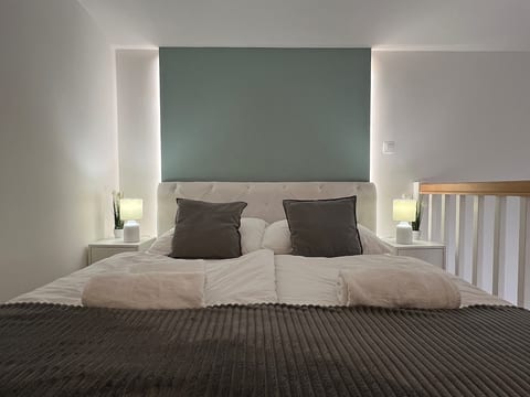 Central Loft Free Parking A/C Fast Wi-Fi
