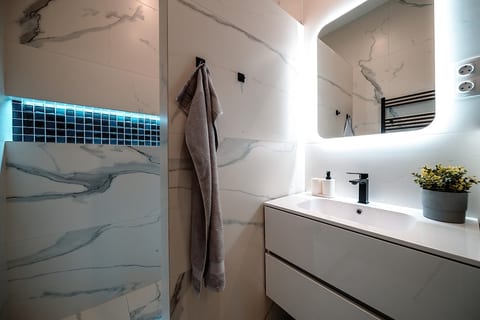 Central Loft Free Parking A/C Fast Wi-Fi