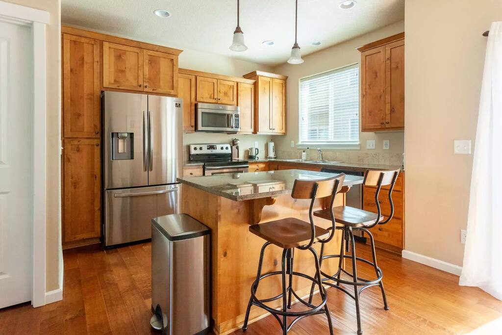 Spacious 3-Level Townhouse near Nike, 35% off