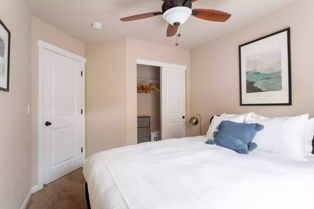 Spacious 3-Level Townhouse near Nike, 35% off