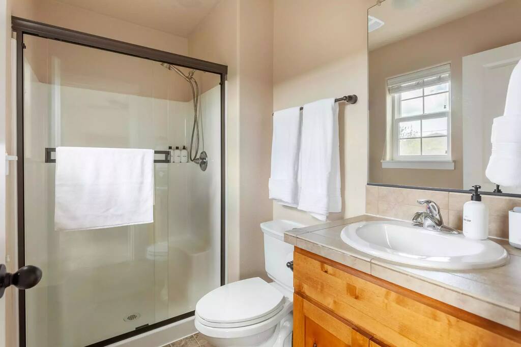 Spacious 3-Level Townhouse near Nike, 35% off